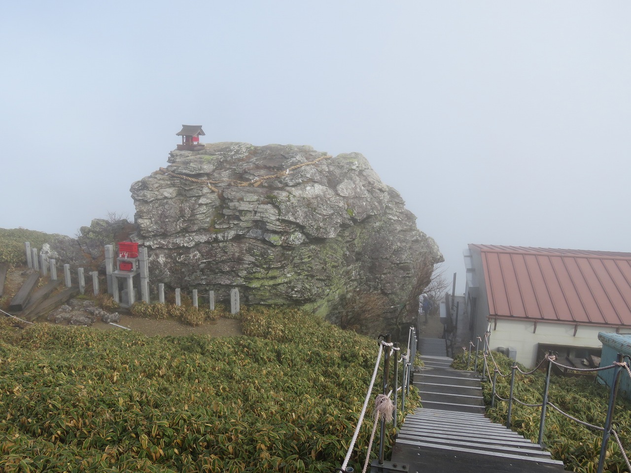 劔山頂上付近にある劔山本宮宝蔵石神社の磐座（いわくら）