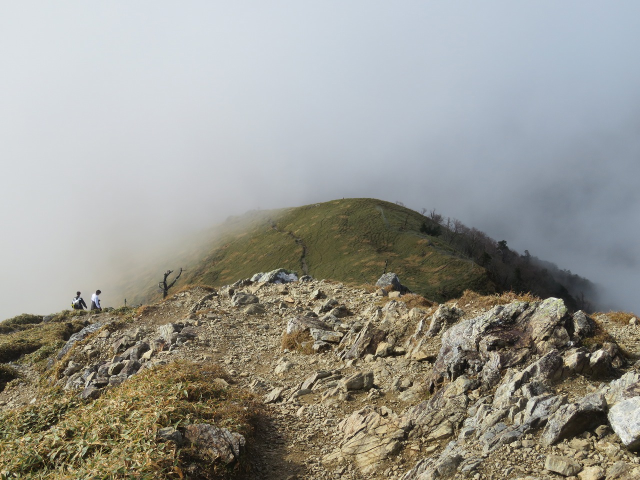 剣山頂上から見る次郎笈