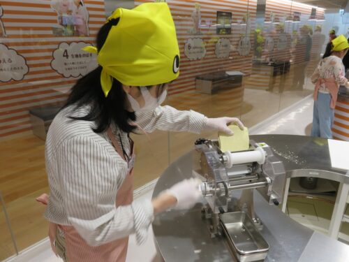 製麺機で生地の厚みを整える