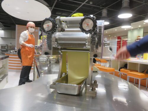 製麺機で生地を伸ばす