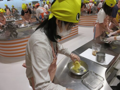 麺にごま油を入れよくほぐす