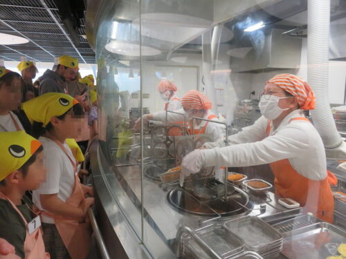 麺を揚げる場面