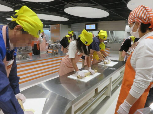 綿棒で麺づくり