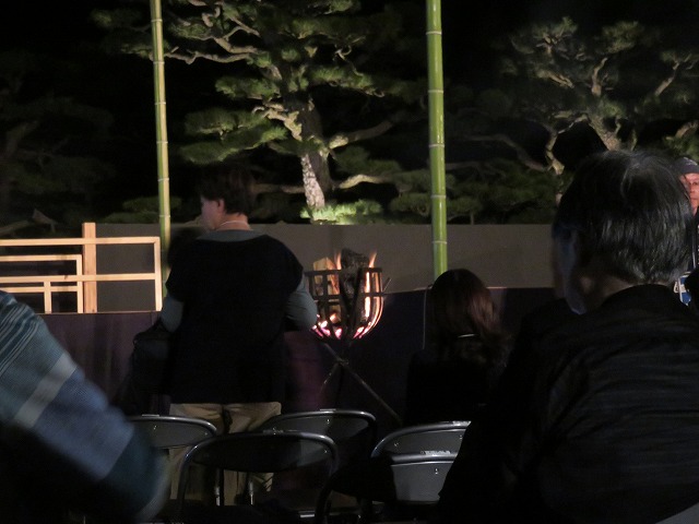 背景の屏風松とかがり火