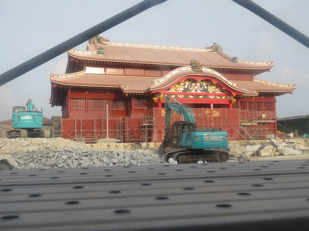 工事中の朱色の正殿