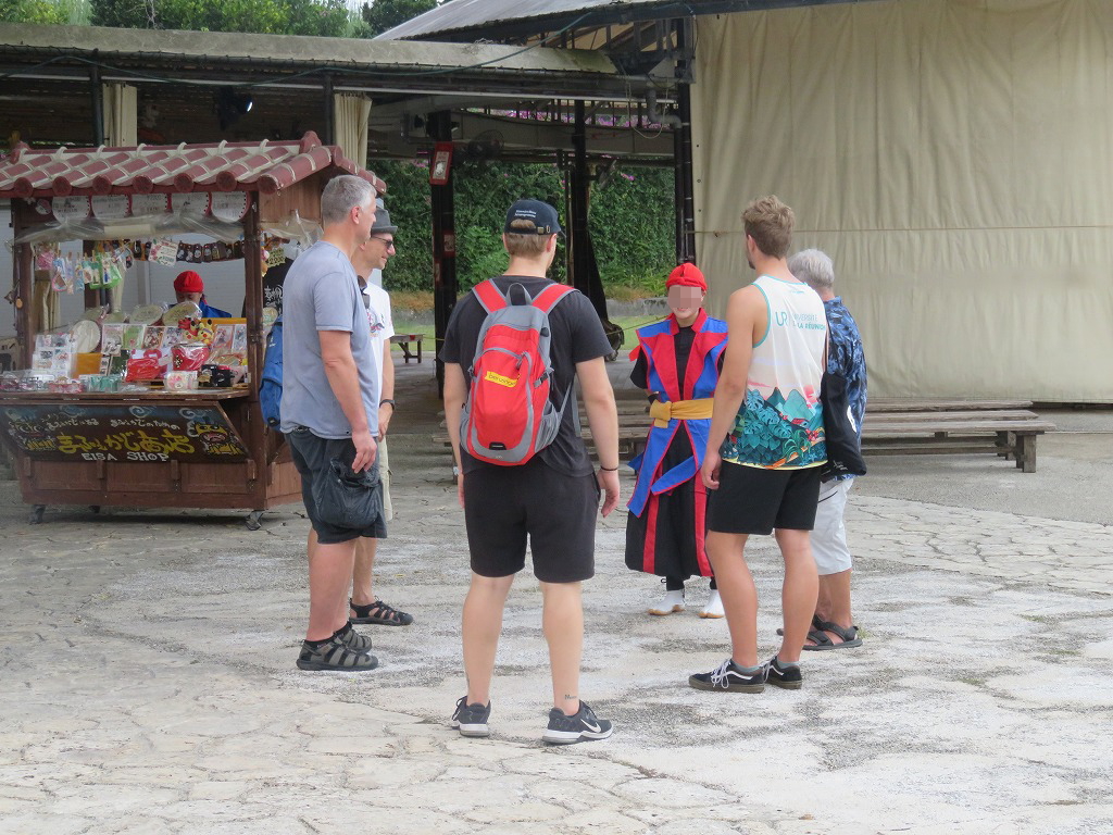 エイサーのダンサーと観光客