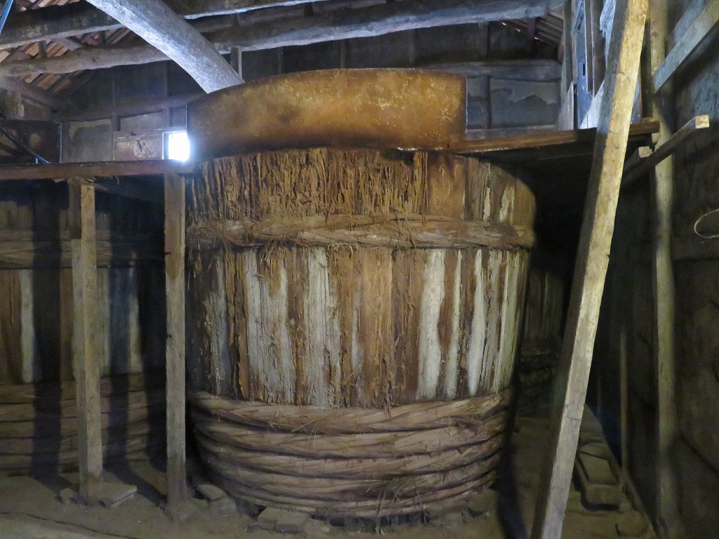 ヤマロク醤油の木桶