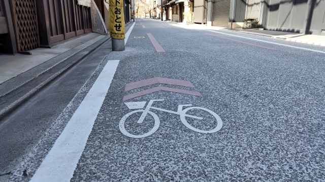京都市の道路の矢羽根