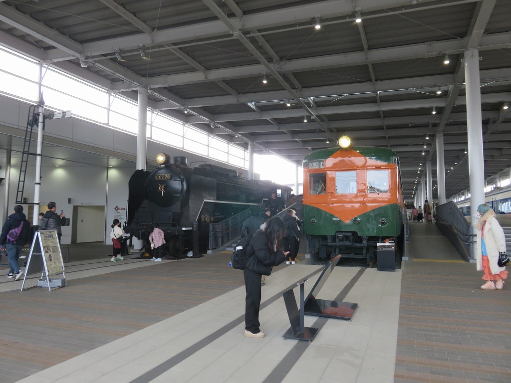 蒸気機関車「C62形26号機」と「クハ86形1号車」