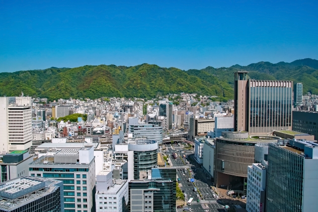 神戸・三宮の街並みと六甲山系