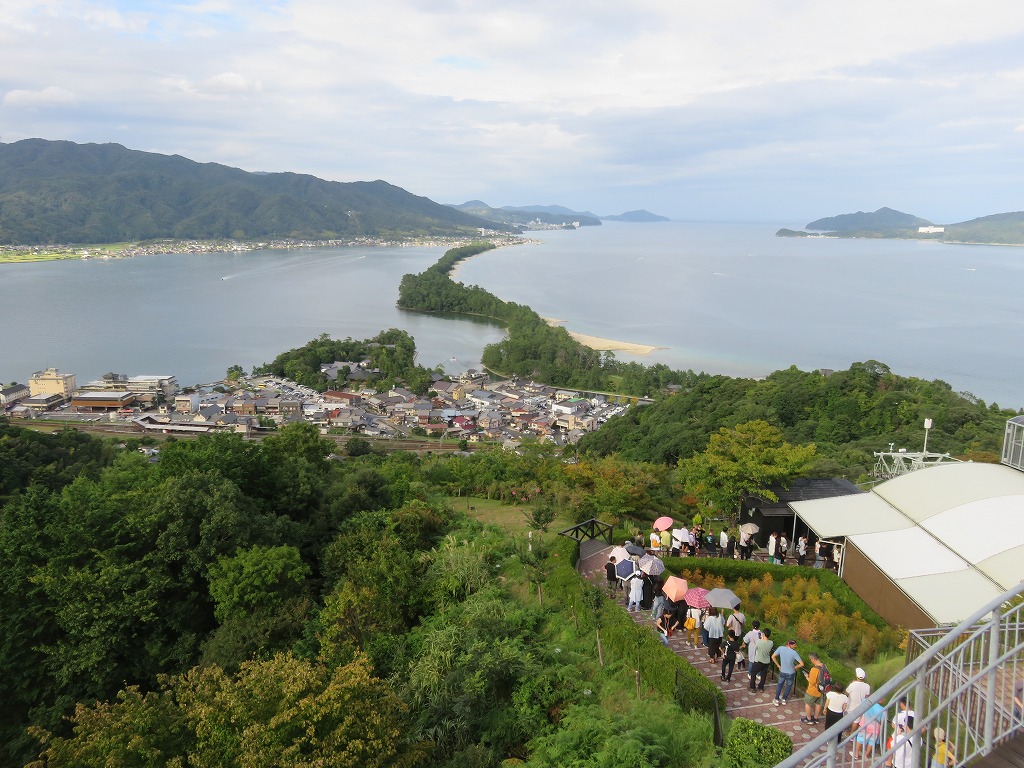 天橋立と大勢の観光客