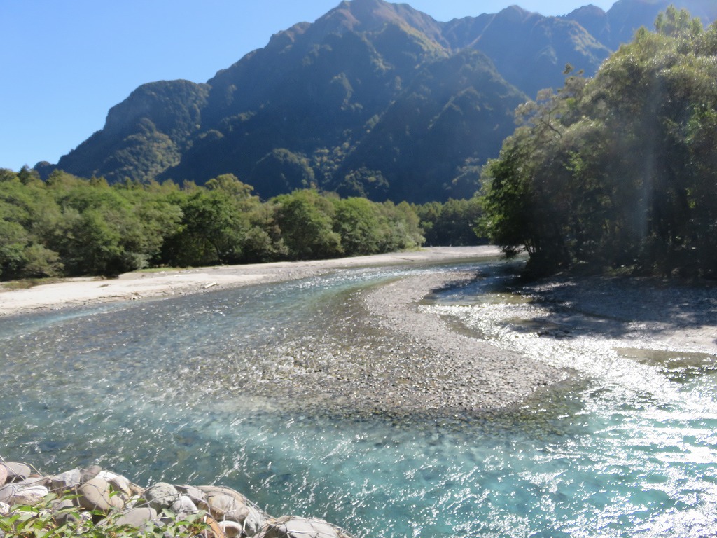 梓川と標高2450mの六百山。