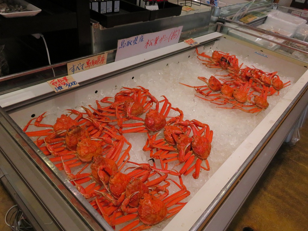 道の駅 琴の浦に並ぶ松葉ガニ