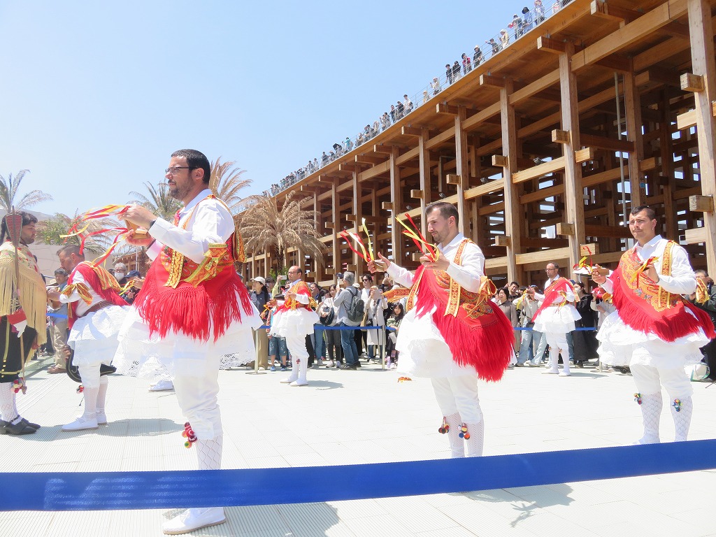 スペイン館の前での演奏と舞踊