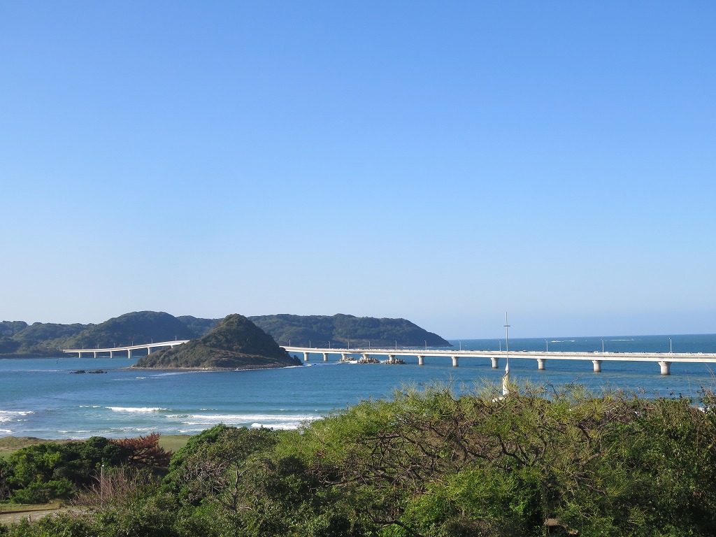 南側から見た角島大橋