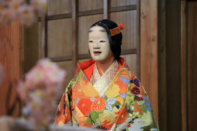 女面を付けた女性