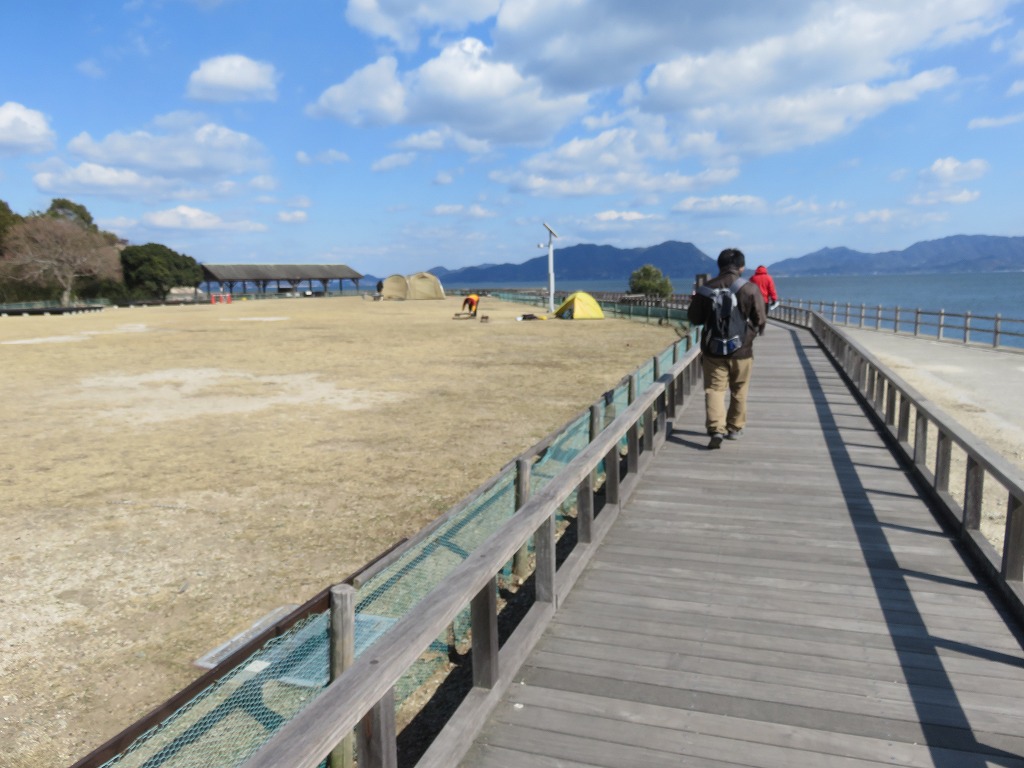 遊歩道とキャンプ場