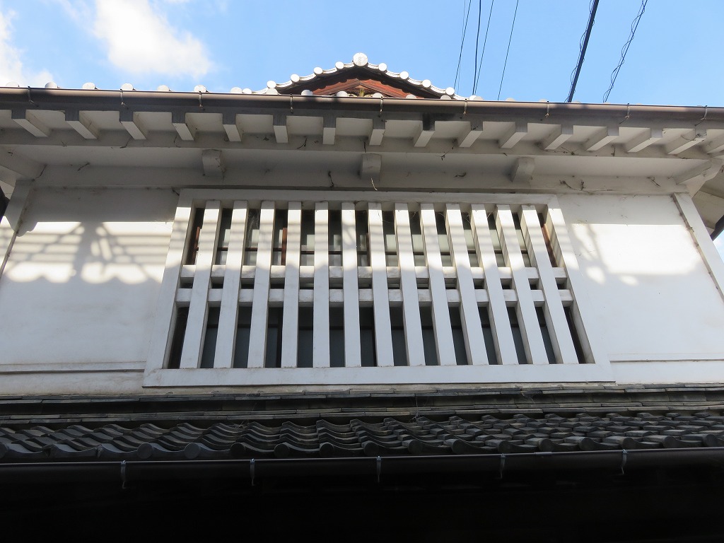 虫籠窓(むしこまど)