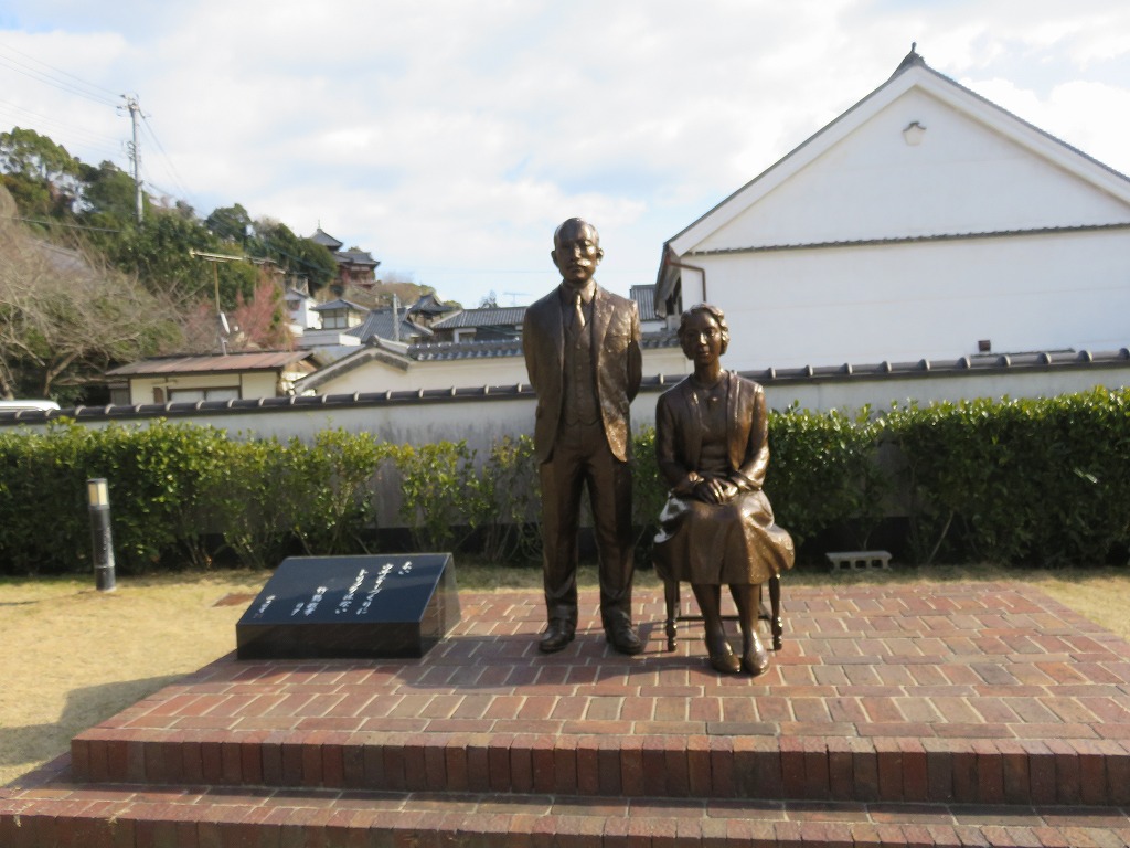 竹鶴政孝・リタ銅像