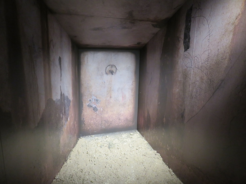 原寸大の石室模型